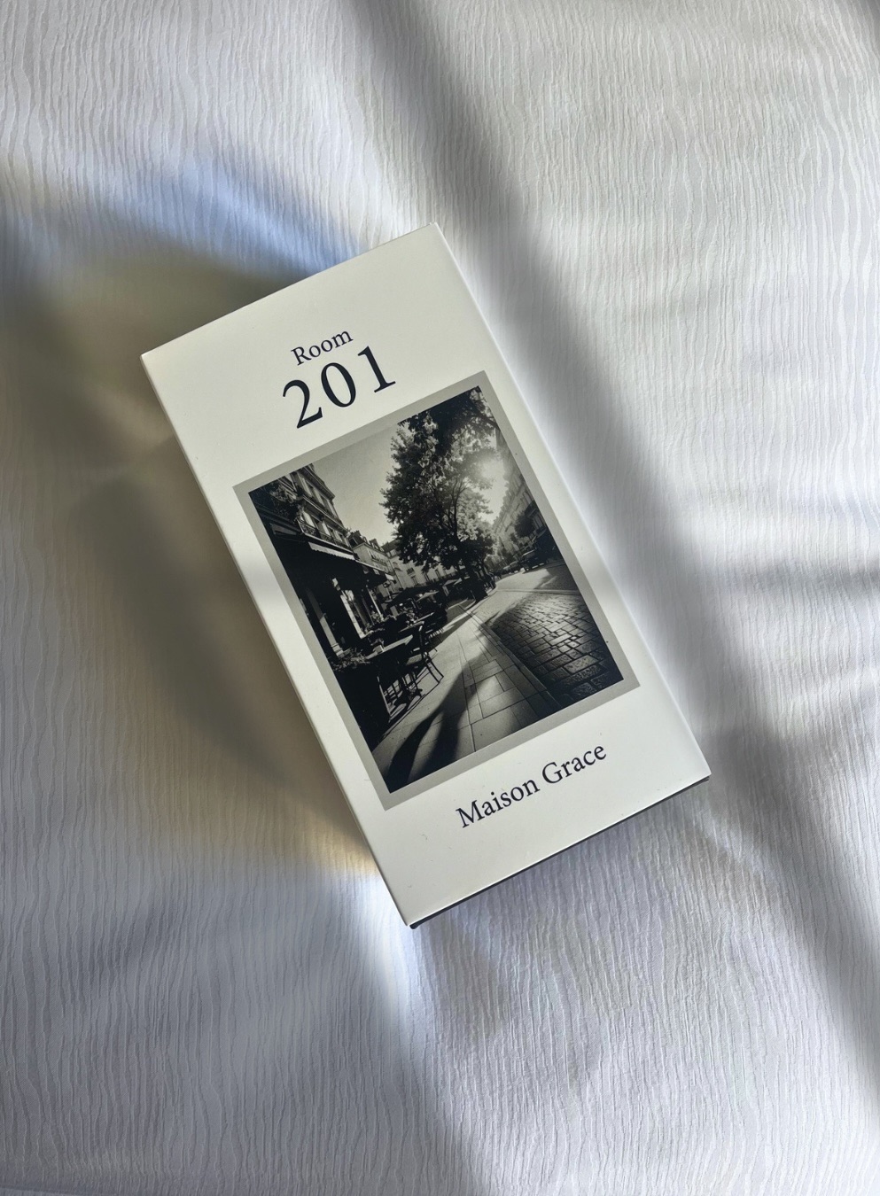 白い布の上に置かれた、Room 201のパッケージ